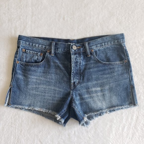 BDG Mid Rise Breezy Button Fly Frayed Sie Slit Denim Shorts SZ 29 - Picture 4 of 14